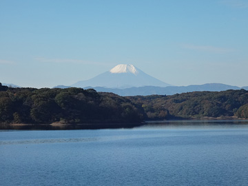 狭山湖に浮かぶ富士山