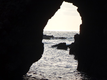 洞窟から日本海を望む