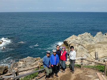 遊歩道から眺める奇岩と日本海