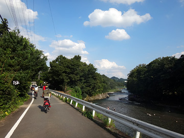 秋川沿いの道