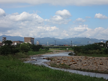 浅川と山並み