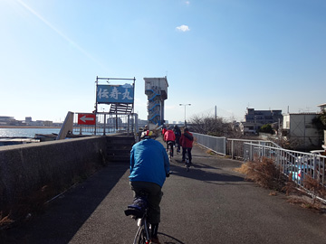 弁天橋付近の多摩川サイクリングロード