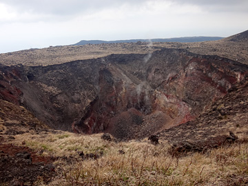 火口南展望所から見る竪穴状火孔