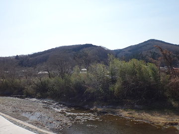 槻川と仙元山