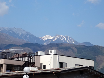 韮崎駅付近から見える雪山の頭
