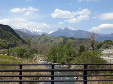 小武川橋から見るアサヨ峰と甲斐駒ヶ岳