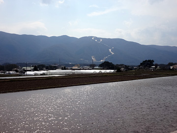 遠方に富士見パノラマリゾートのゲレンデ