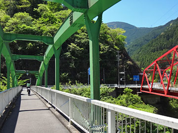 緑の鉄橋は自転車・歩行者道