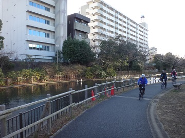 仙台堀川に並行する水路