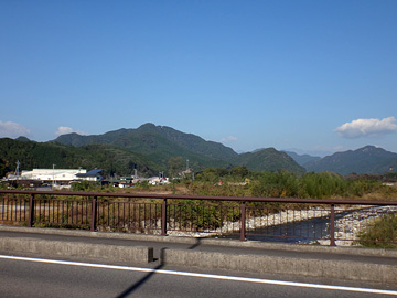 大芦川と二股山