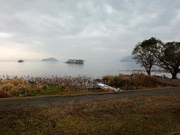 竹生島と岸辺の小舟