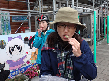 小鮎の天ぷらを食すキルピコンナとサリーナ
