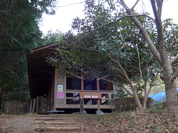 カタクリとオオムラサキの林展示館