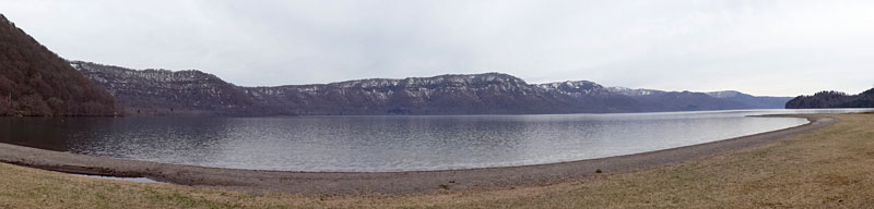 西湖を介した対岸の眺め