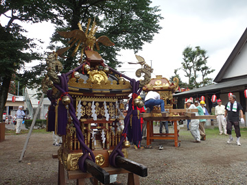 尾崎咢堂記念館前の神輿