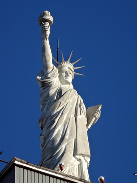 自由の女神像 赤羽駅前