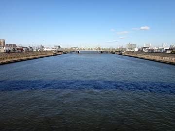辰巳新橋から新中川上流を望む