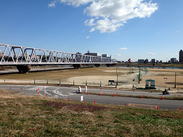 『小岩市川の渡し跡』の案内板付近から見た京成本線の鉄橋と江戸川