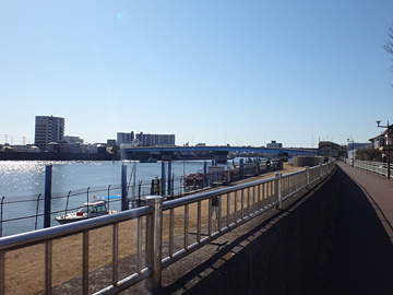 今井橋とボートの係留場