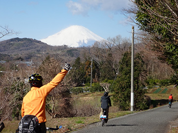 東名高速道付近から見る富士山