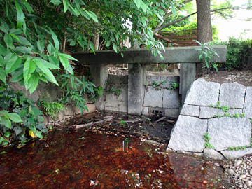 神田上水取水口の石柱