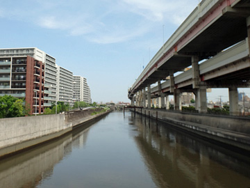 水戸橋から綾瀬川上流を見る
