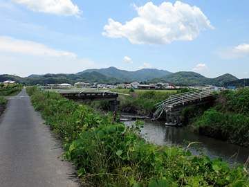 崩落した橋と太平山