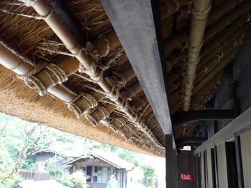 屋根の骨組みは竹