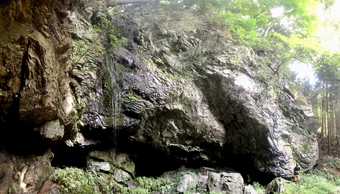 不動滝が落ちる巨岩その2