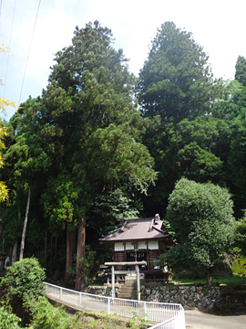 高山不動尊入口に立つ三輪神社