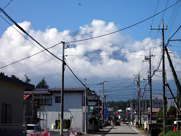 雲に覆われる富士山