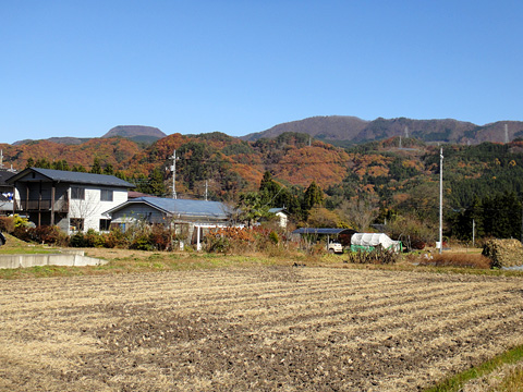 須川集落の入口付近から東の山を望む