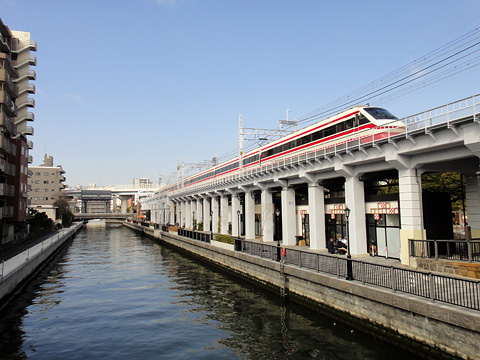 北十間川と東武伊勢崎線の特急列車