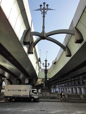 麒麟像と日本橋中央部に埋込まれた道路元標