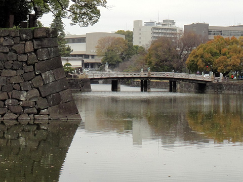東の大手濠側から平川橋を望む
