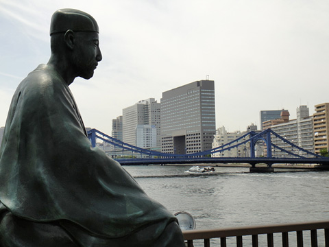 芭蕉像と清洲橋