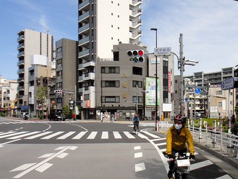 早稲田通りの東側から西早稲田交差点を望む