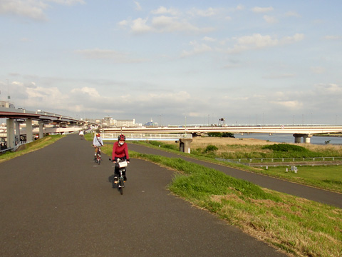 千住新橋付近の荒川サイクリングロード