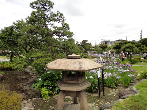 堀切菖蒲園入口の石灯籠