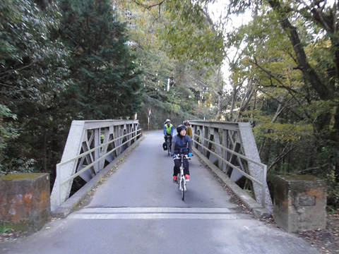 鶴川支流に架かる鉄橋