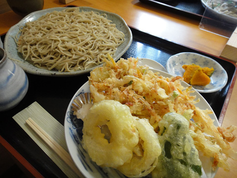巨大天ぷらと蕎麦