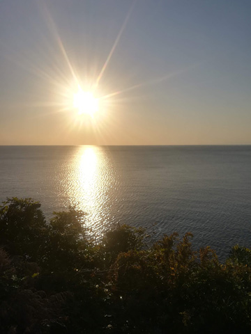 旅人岬から駿河湾に沈む夕陽を眺める