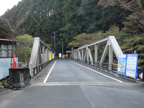湯ケ島温泉の狩野川に架かる西平橋