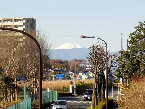 南多摩尾根幹線道路と富士山