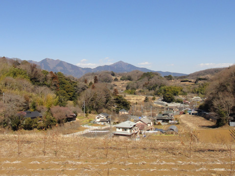 富士見塚付近より篠窪の集落を望む