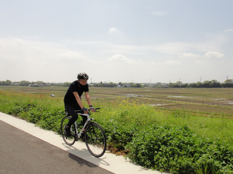 田んぼの横の江戸川自転車道を行くユッキー