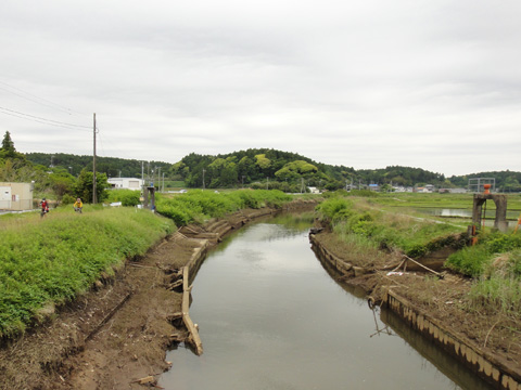 田越橋から木戸川上流を望む