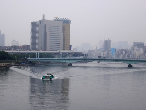 隅田川を行く船