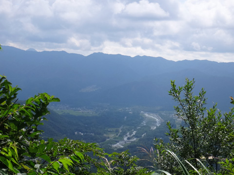 松川と対岸の山々