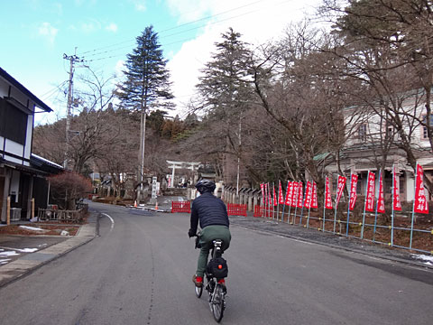 南湖神社の入口脇を通過